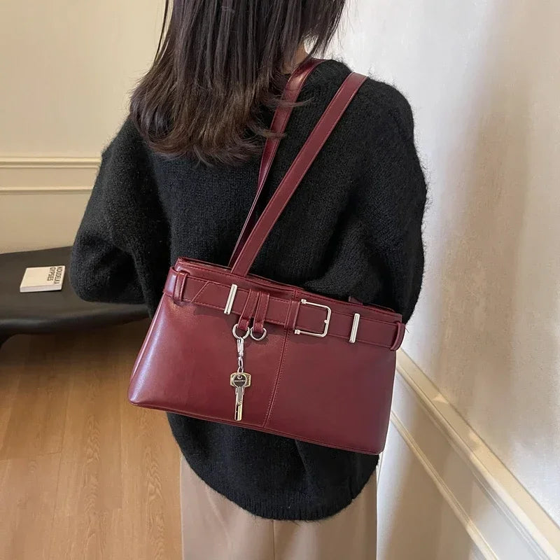 Succombez au sac ALITA, sac à main en cuir vegan bordeaux élégant avec bandoulière, compact et raffiné, idéal pour sublimer vos tenues au quotidien