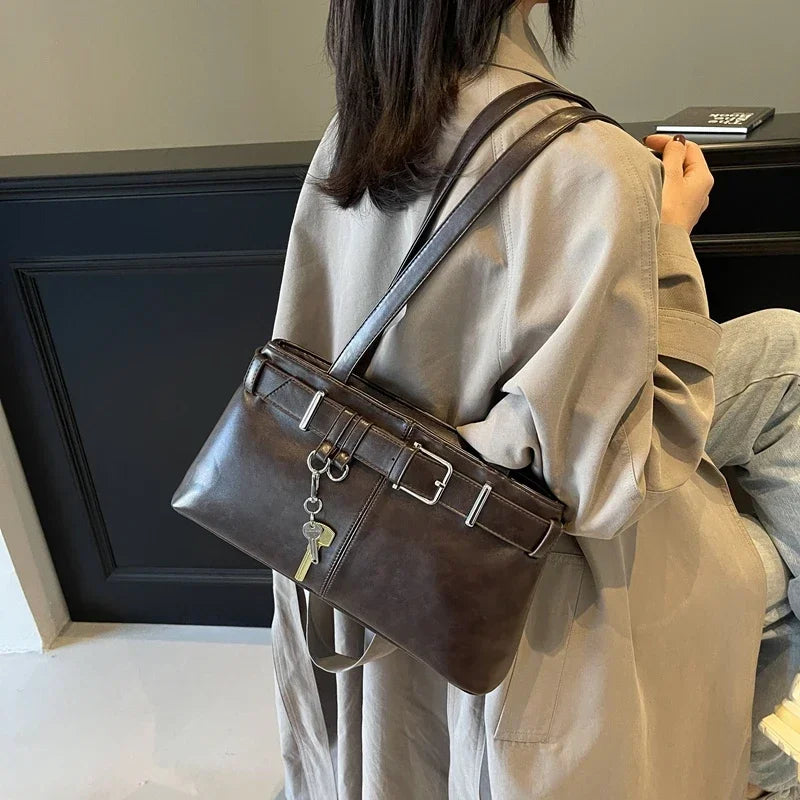 Succombez au sac ALITA, sac à main en cuir vegan café élégant avec bandoulière, compact et raffiné, idéal pour sublimer vos tenues au quotidien