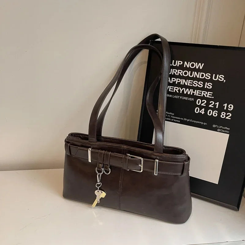 Succombez au sac ALITA, sac à main en cuir vegan café élégant avec bandoulière, compact et raffiné, idéal pour sublimer vos tenues au quotidien
