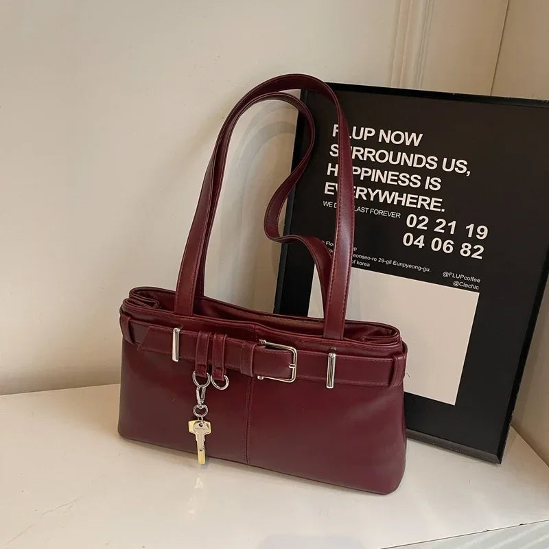 Succombez au sac ALITA, sac à main en cuir vegan bordeaux élégant avec bandoulière, compact et raffiné, idéal pour sublimer vos tenues au quotidien