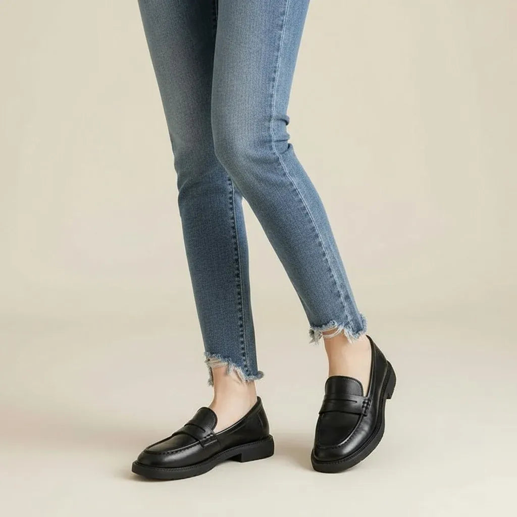 Allegra mocassin femme cuir très souple noir semelle plate porté aux pieds par modèle feminin