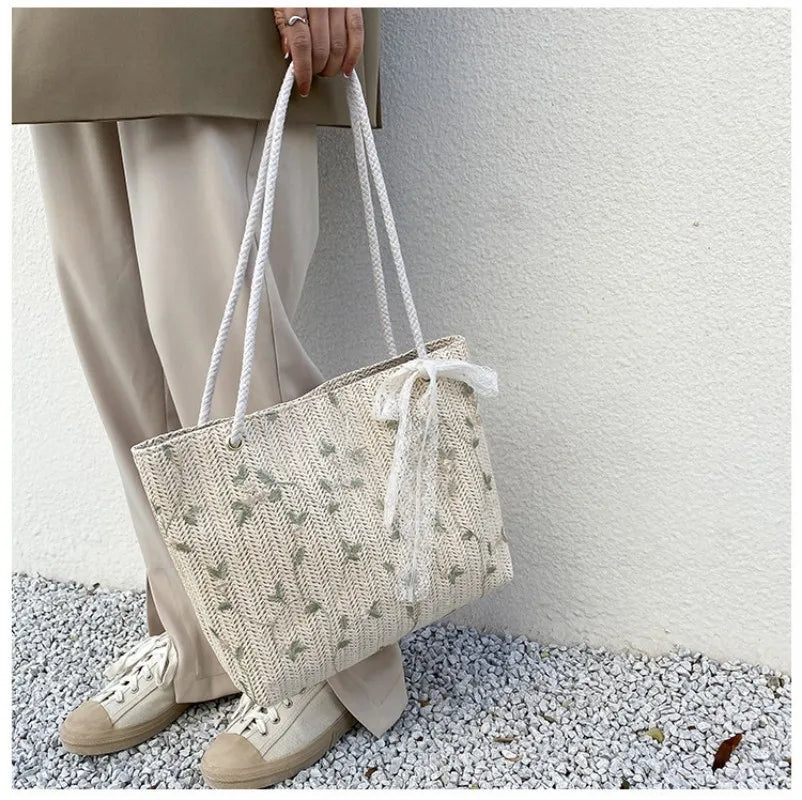 Sac ARWA cabas tissé en matières naturelles, grand et léger, design bohème chic, idéal pour transporter vos essentiels avec style au quotidien.