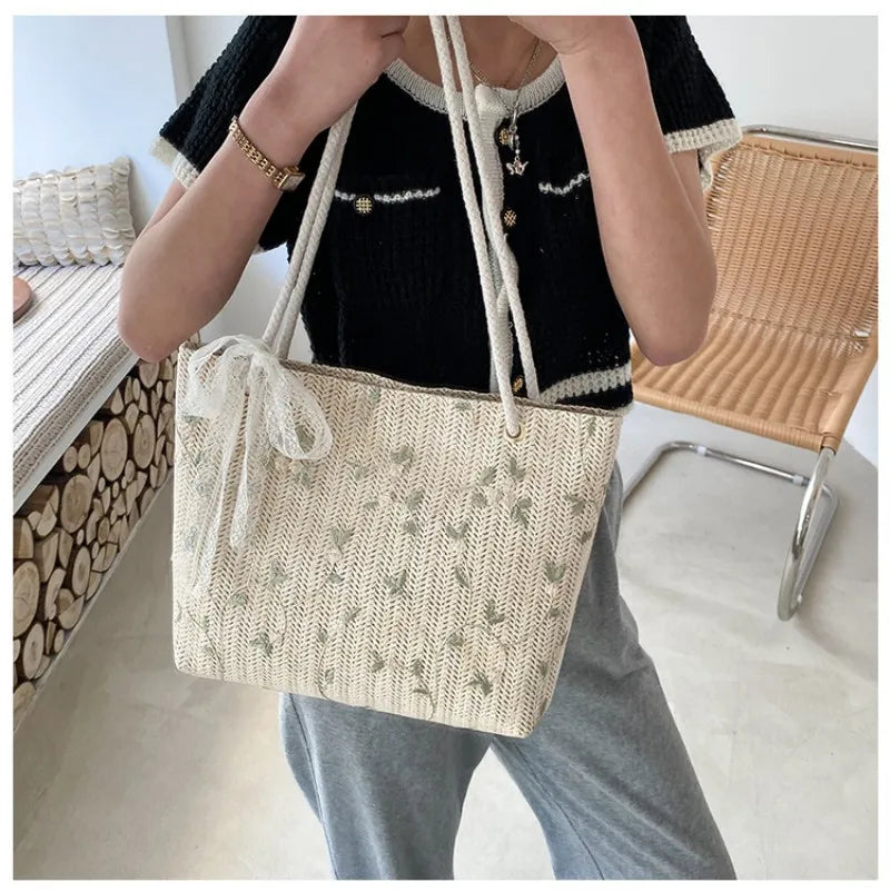 Sac ARWA cabas tissé en matières naturelles, grand et léger, design bohème chic, idéal pour transporter vos essentiels avec style au quotidien.