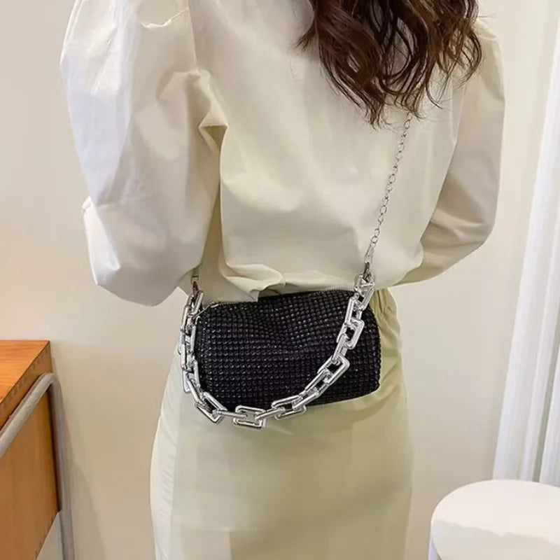 Carolina - Sac à Main avec Strass, petit sac femme scintillant avec chaînes métalliques, idéal pour les soirées et occasions élégantes, couleur noir, porté en bandoulière