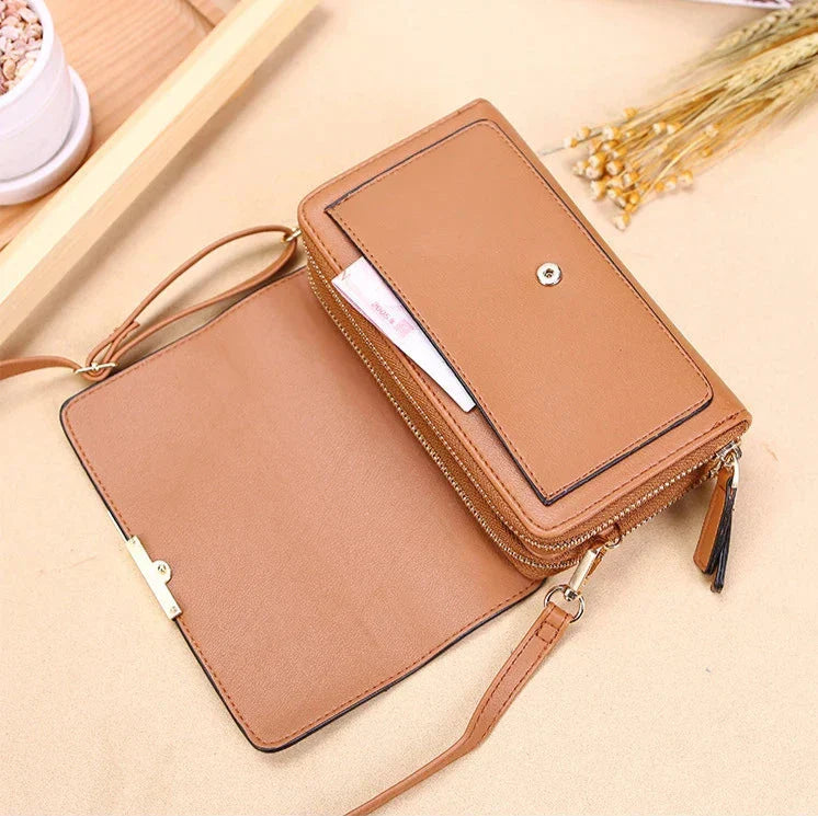 Sac à main CASSIE en cuir synthétique, bandoulière ajustable, avec rabat, compartiments et poches pour organiser vos essentiels avec style et praticité, VUE INTERIEURE.