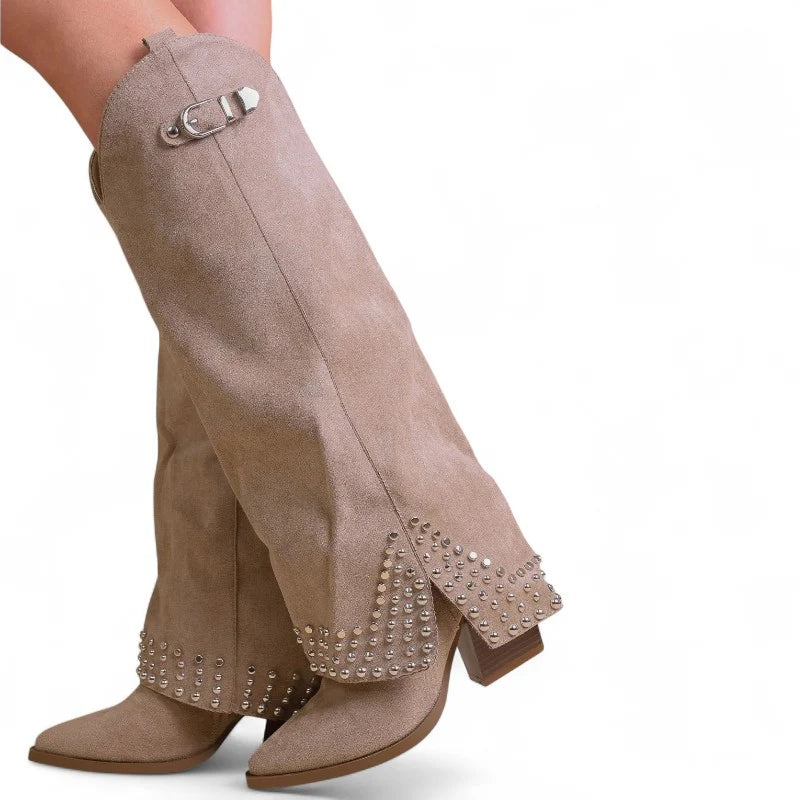 Cheryl - Santiag Longue à Talon et Rivets et Strass de couleur gris, bottes femme longues à bout pointu et talon carré pour une silhouette élégante, porté par modèle