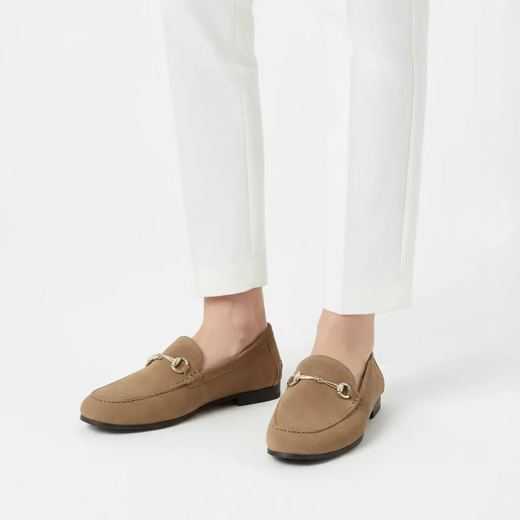 Chiarra mocassins femme en daim avec détail doré couleur marron porté par un modèle