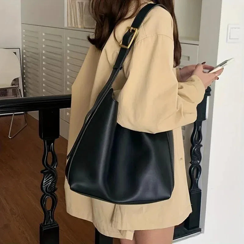 CLARISSE grand sac bandoulière femme en cuir cabas pour ordinateur 15 pouces noir porté épaule