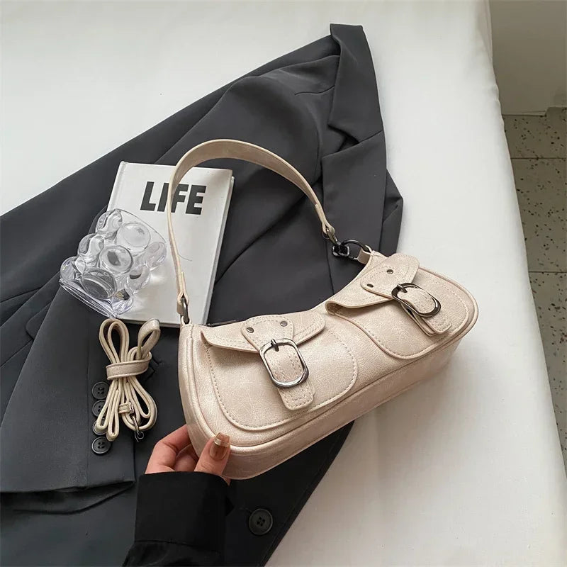 Petit sac à main vintage couleur beige ELEONORA en format compact, au style rétro chic et raffiné.