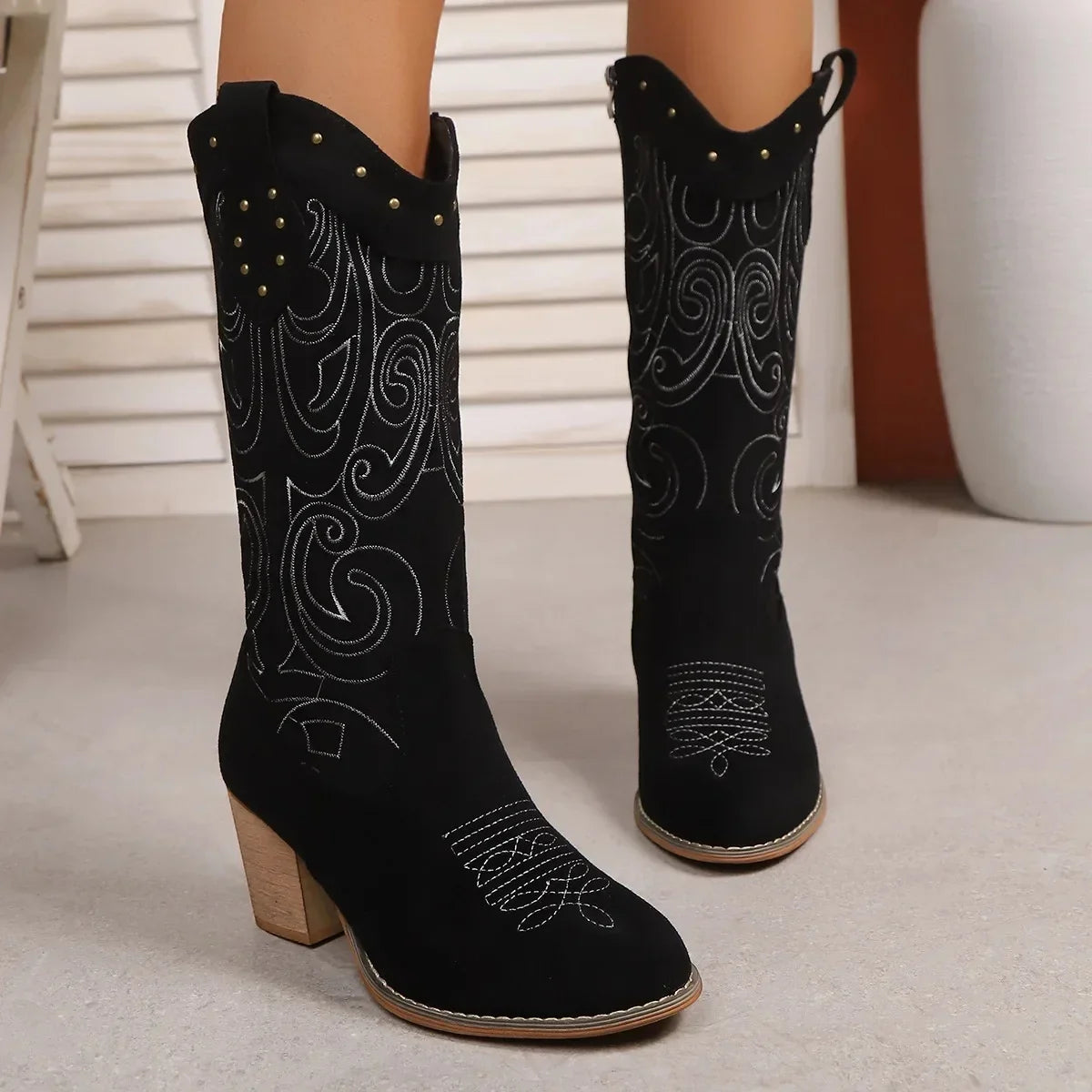 Féla - Santiag en Daim Style Cowboy Mi-Mollet, bottes femme mi-mollet en daim noir à bout pointu et talon moyen, vue de face
