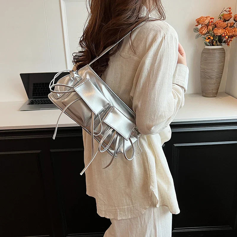 Sac à main Fiona en cuir vernis argenté avec bandoulière, spacieux et raffiné, idéal pour ordinateur, cahiers et essentiels du quotidien.