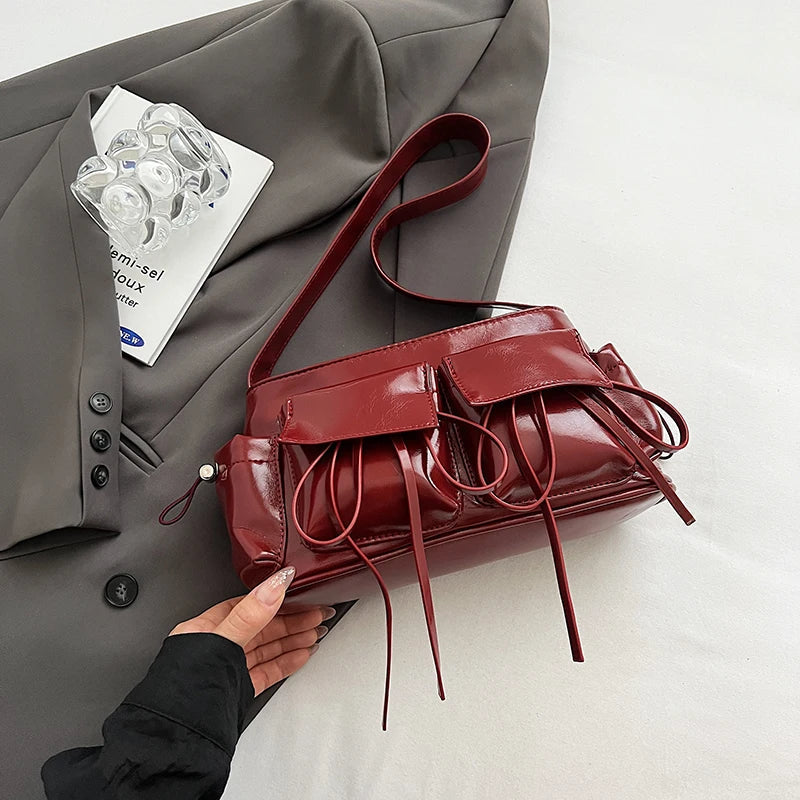Sac à main Fiona en cuir vernis bordeaux avec bandoulière, spacieux et raffiné, idéal pour ordinateur, cahiers et essentiels du quotidien.