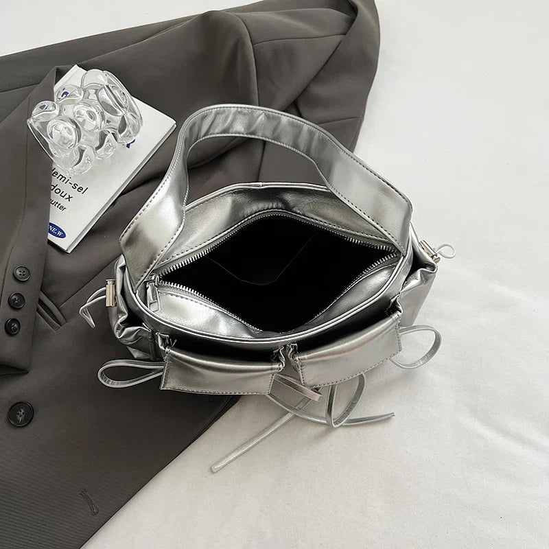 Sac à main Fiona en cuir vernis argenté avec bandoulière, spacieux et raffiné, idéal pour ordinateur, cahiers et essentiels du quotidien.