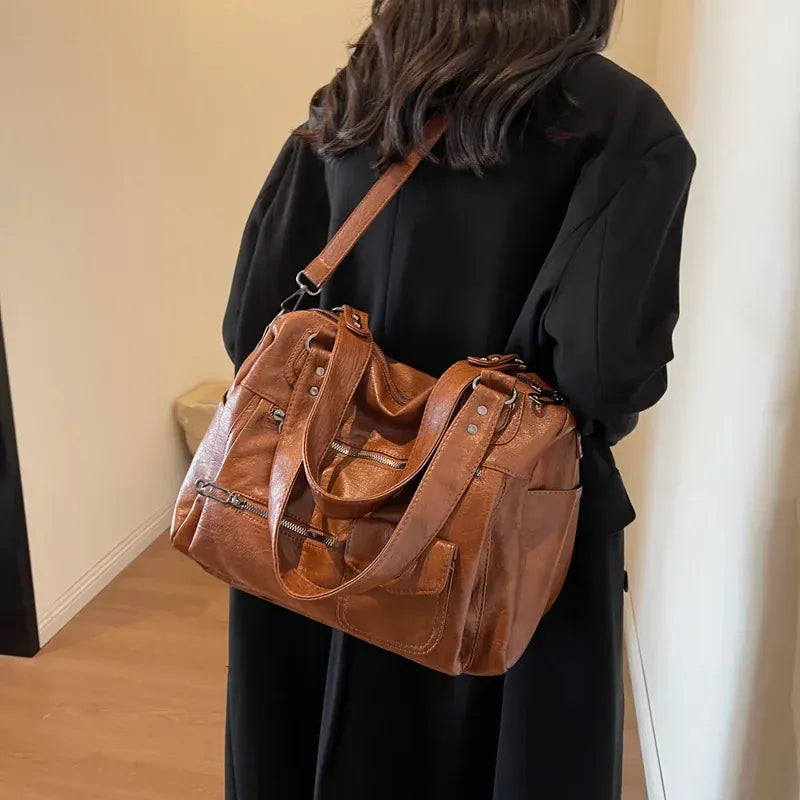 MELINA - Sac à Main Bandoulière Femme en Cuir Généreux Marron porté épaule