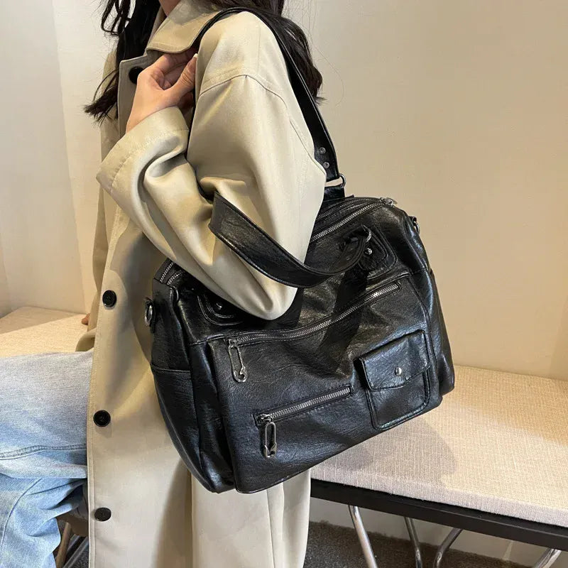 MELINA - Sac à Main Bandoulière Femme en Cuir Généreux noir porté épaule