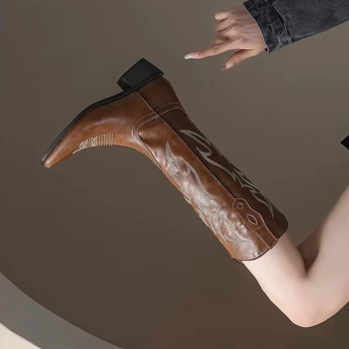 Quinn - Santiag Marron Femme Brodée à Talon, bottes femme mi-mollet en cuir vegan avec broderies, bout pointu et talon carré, porté par modèle