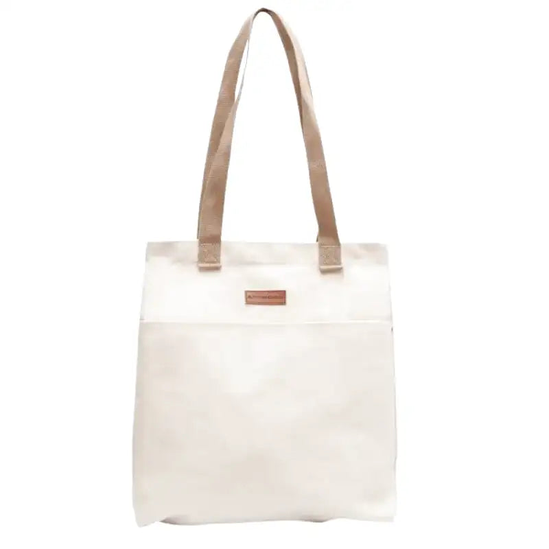 Grand sac cabas REGINA en cuir vegan élégant et résistant, parfait pour transporter ordinateur, dossiers et essentiels quotidiens avec style et confort.