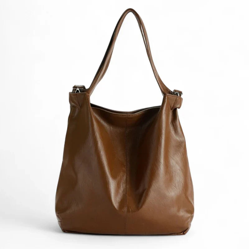 Sac à main SAVANNAH en cuir souple vegan marron, grand format avec bandoulière réglable, parfait pour transporter ordinateur, dossiers et essentiels avec élégance et confort au quotidien.