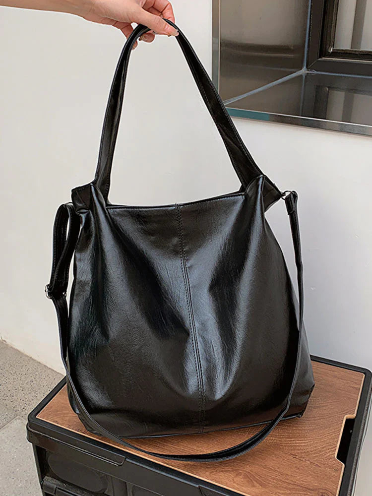 Sac à main SAVANNAH en cuir souple vegan noir, grand format avec bandoulière réglable, parfait pour transporter ordinateur, dossiers et essentiels avec élégance et confort au quotidien.