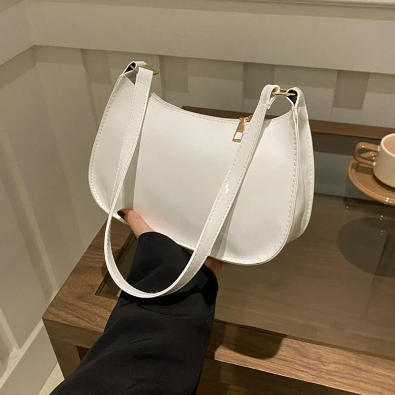 Sac à main SYA petit format vernis blanc, design raffiné et lumineux, idéal pour transporter vos essentiels avec style lors de vos sorties