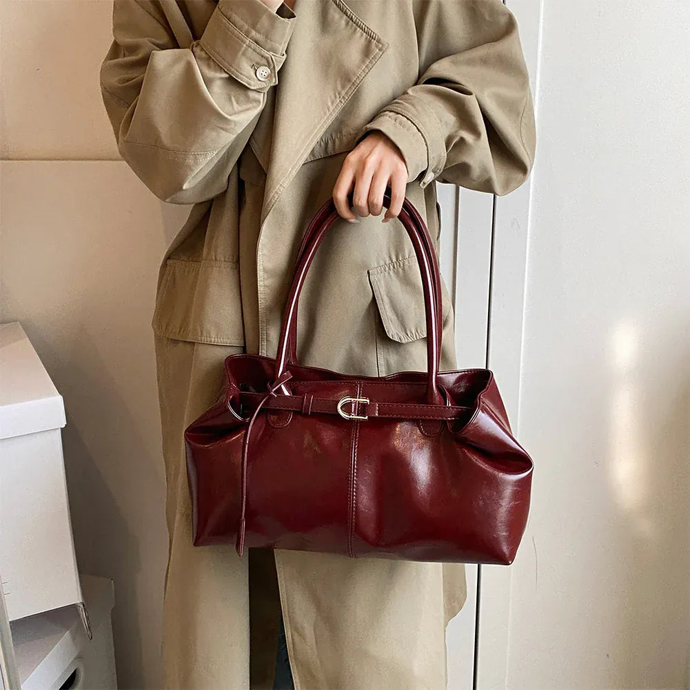 TALIA - Sac à Main de Cours en Cuir Souple Verni bordeaux porté épaule