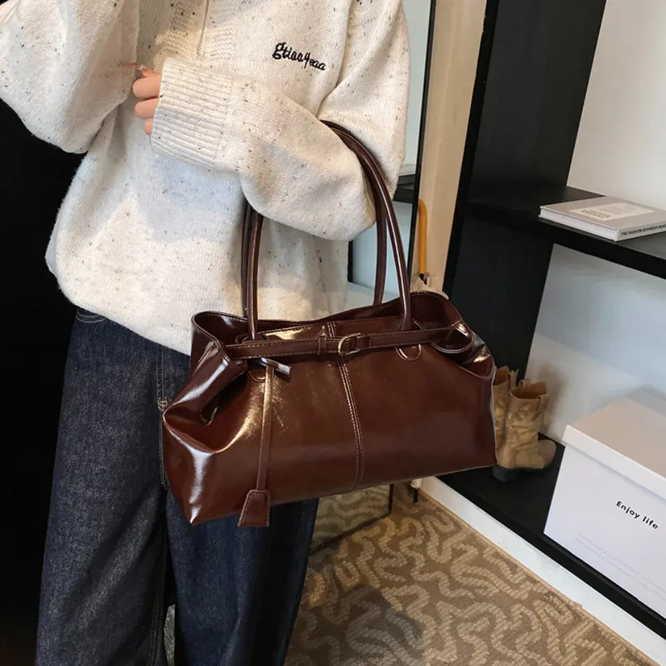 TALIA - Sac à Main de Cours en Cuir Souple Verni couleur café porté au bras