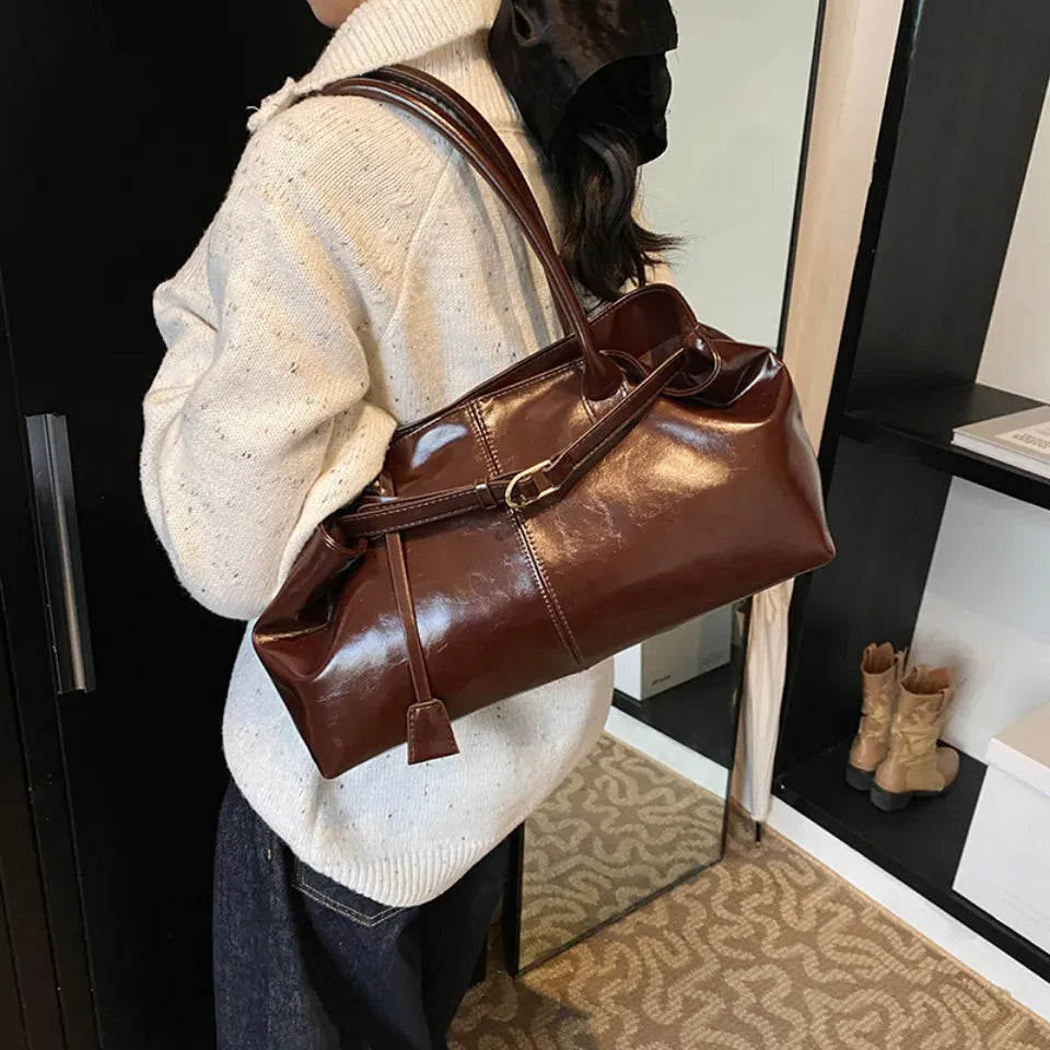 TALIA - Sac à Main de Cours en Cuir Souple Verni marron porté épaule