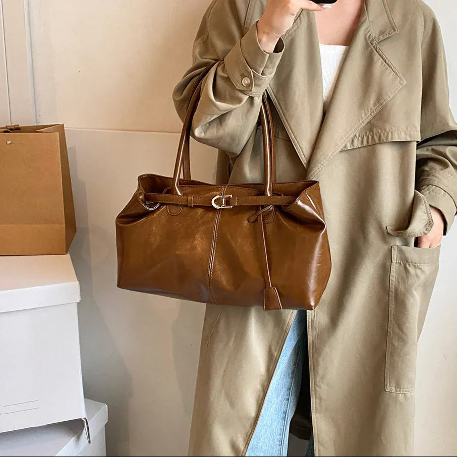 TALIA - Sac à Main de Cours en Cuir Souple Verni marron porté au bras
