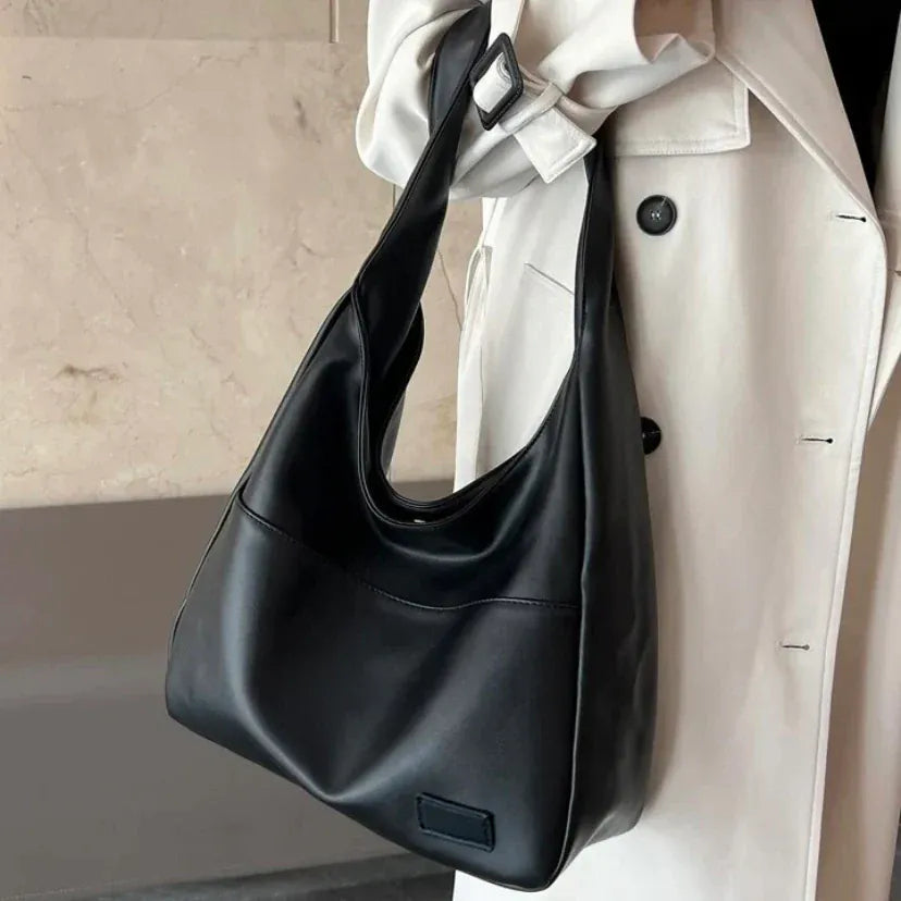 AGATHA - Grand Sac à Main en Cuir Noir Élégant porté épaule femme