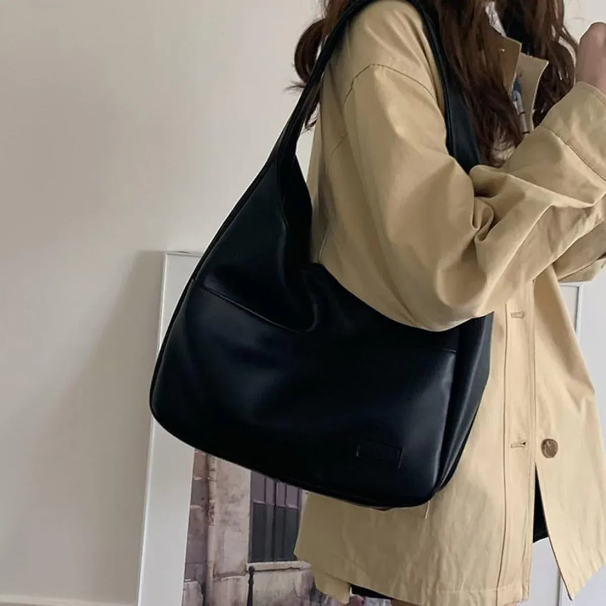 AGATHA - Grand Sac à Main en Cuir Noir Élégant porté épaule femme