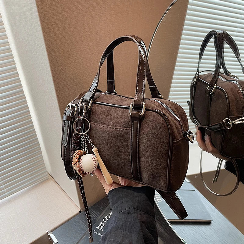 Sac bandoulière Alina en daim vegan café, chic et pratique, idéal pour transporter vos essentiels avec style.