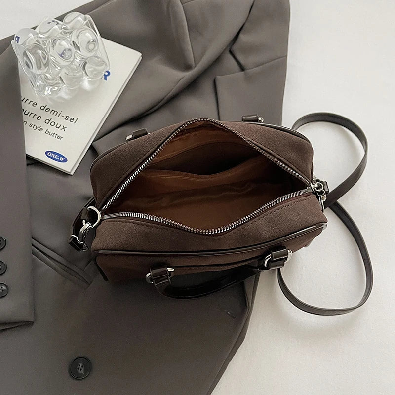 Sac bandoulière Alina en daim vegan marron, chic et pratique, idéal pour transporter vos essentiels avec style.