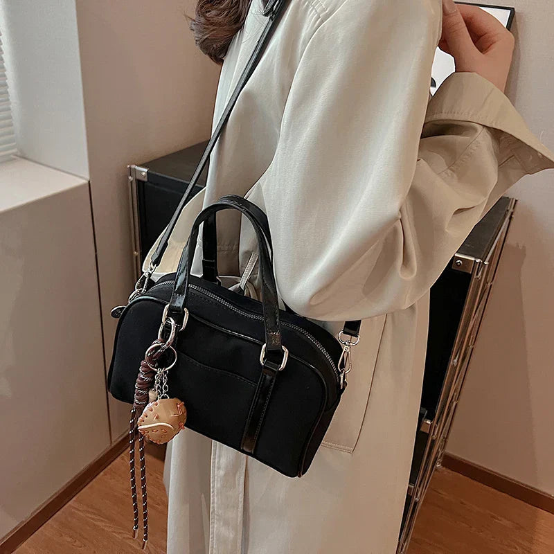 Sac bandoulière Alina en daim vegan noir, chic et pratique, idéal pour transporter vos essentiels avec style.