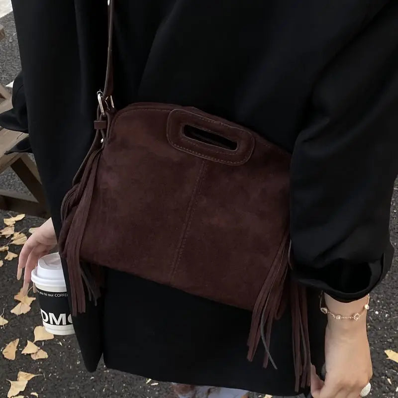 Aline - Sac à Main à Franges, sac femme élégant avec franges latérales, format compact et porté main ou bandoulière, couleur marron foncé, porté bandoulière