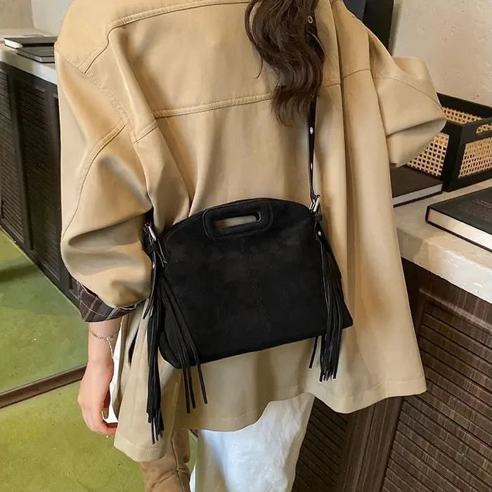 Aline - Sac à Main à Franges, sac femme élégant avec franges latérales, format compact et porté main ou bandoulière, couleur noir, porté en bandoulière par femme
