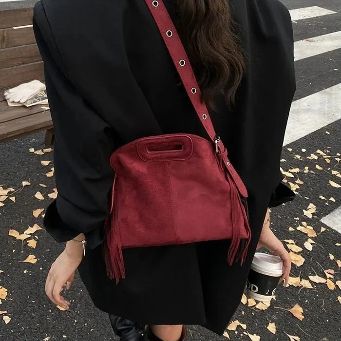 Aline - Sac à Main à Franges, sac femme élégant avec franges latérales, format compact et porté main ou bandoulière, couleur rouge, porté en bandoulière