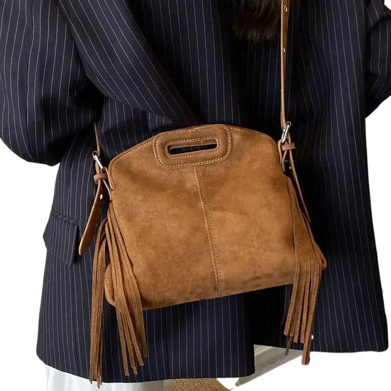 Aline - Sac à Main à Franges, sac femme élégant avec franges latérales, format compact et porté main ou bandoulière, couleur marron, porté en bandouliere