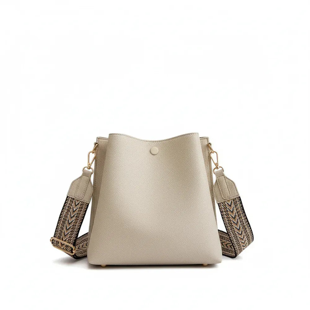 ALIX - Sac Bandoulière Anse Large : confortable et polyvalent, il garde vos essentiels à portée de main et vous laisse libre de bouger avec style, couleur blanc