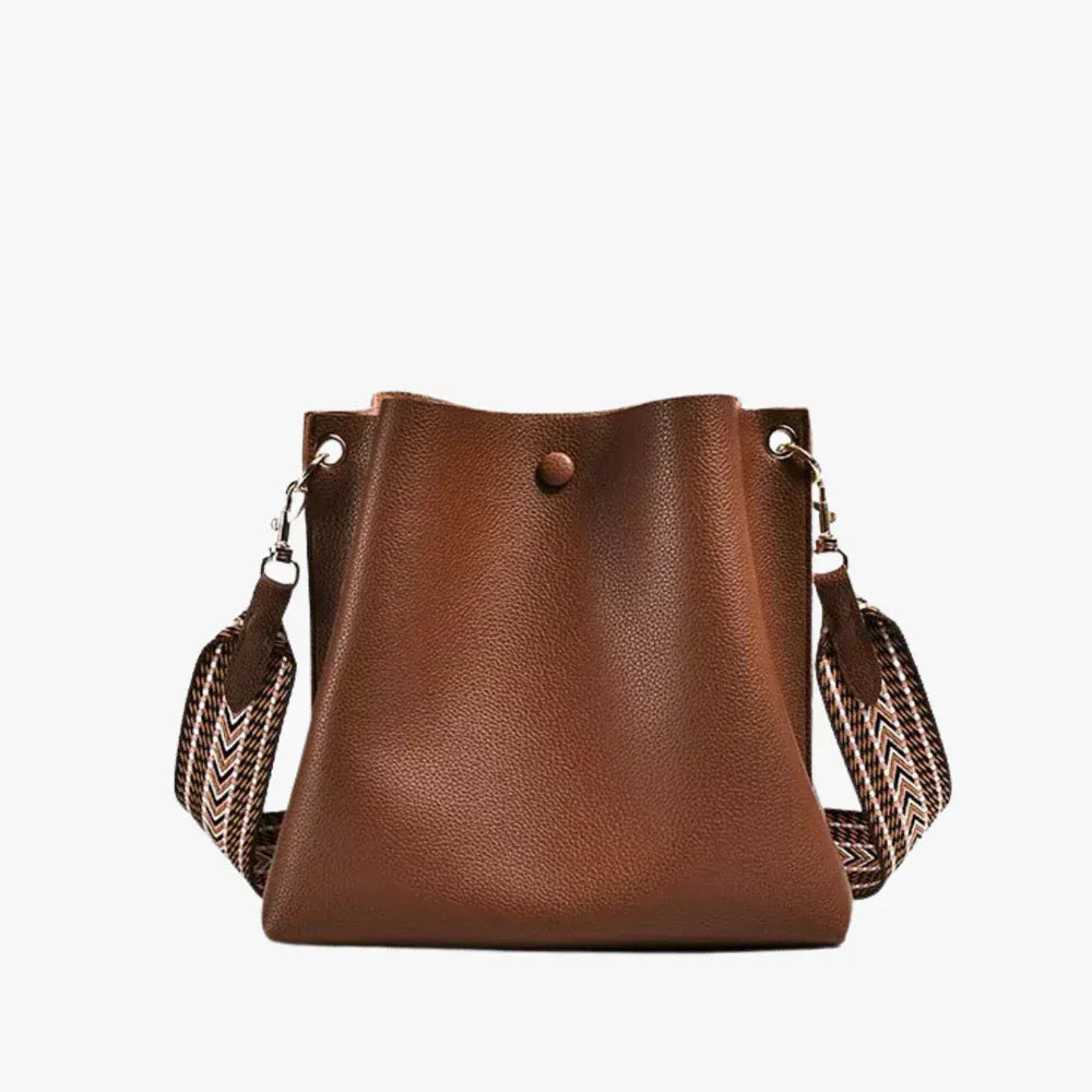 ALIX - Sac Bandoulière Anse Large : confortable et polyvalent, il garde vos essentiels à portée de main et vous laisse libre de bouger avec style, couleur marron