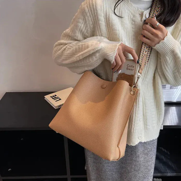 ALIX - Sac Bandoulière Anse Large : confortable et polyvalent, il garde vos essentiels à portée de main et vous laisse libre de bouger avec style, couleur marron