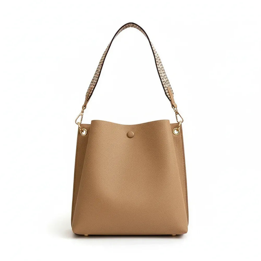 ALIX - Sac Bandoulière Anse Large : confortable et polyvalent, il garde vos essentiels à portée de main et vous laisse libre de bouger avec style, couleur marron