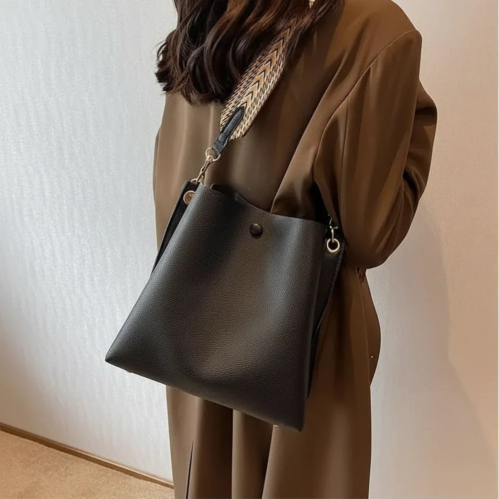 ALIX - Sac Bandoulière Anse Large : confortable et polyvalent, il garde vos essentiels à portée de main et vous laisse libre de bouger avec style, couleur noir