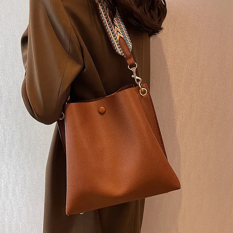 ALIX - Sac Bandoulière Anse Large : confortable et polyvalent, il garde vos essentiels à portée de main et vous laisse libre de bouger avec style, couleur marron porté épaule
