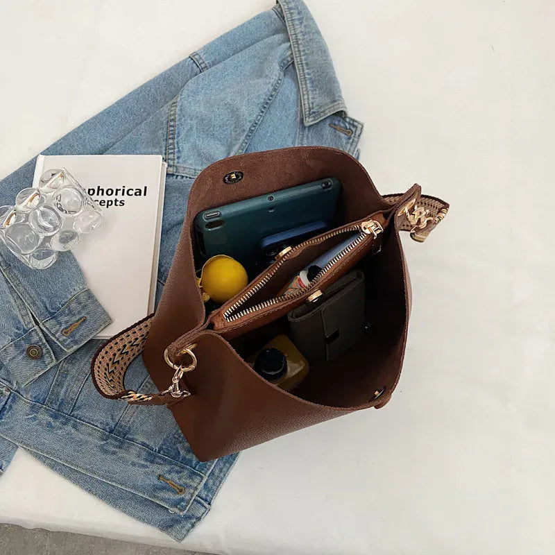 ALIX - Sac Bandoulière Anse Large : confortable et polyvalent, il garde vos essentiels à portée de main et vous laisse libre de bouger avec style, couleur marron vue intérieure