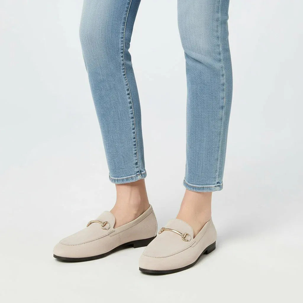 Chiarra mocassins femme en daim avec détail doré couleur beige porté par modèle