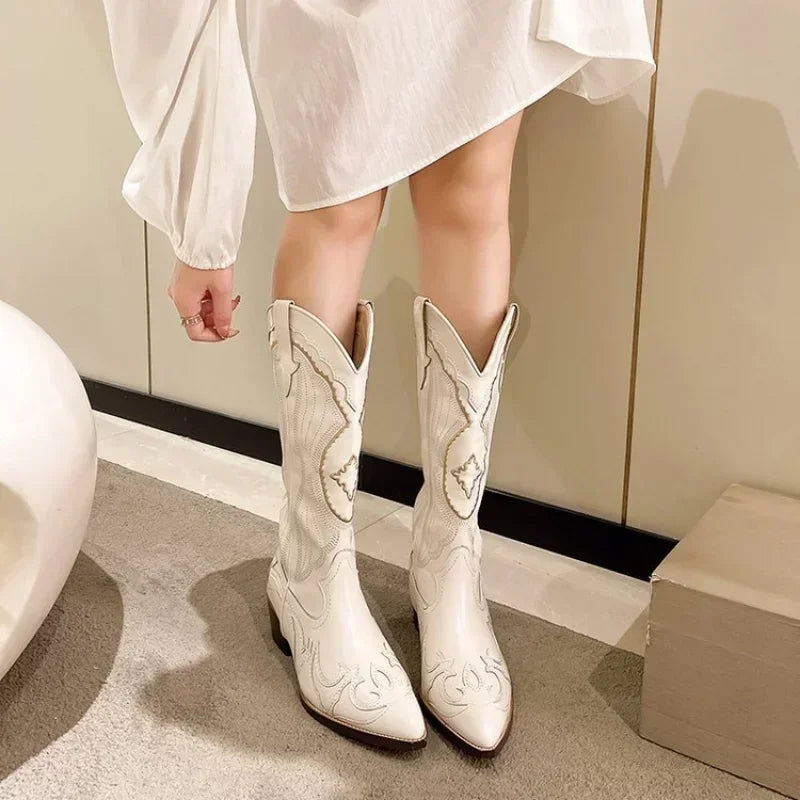 Éyenne - Santiag Beige Haute Vintage à Talon, bottes femme beige mi-mollet à bout pointu et talon carré de 3 à 5 cm
