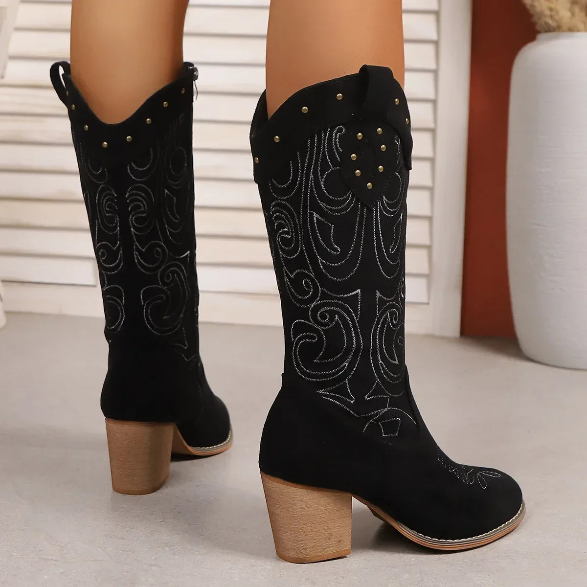 Féla - Santiag en Daim Style Cowboy Mi-Mollet, bottes femme mi-mollet en daim noir à bout pointu et talon moyen, vue de dos