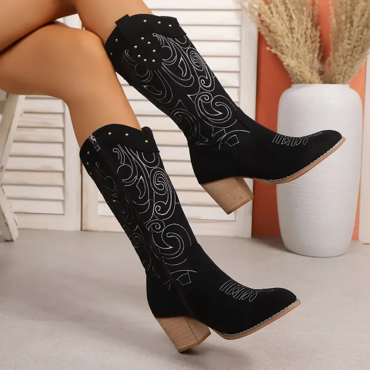 Féla - Santiag en Daim Style Cowboy Mi-Mollet, bottes femme mi-mollet en daim noir à bout pointu et talon moyen, vue de profil