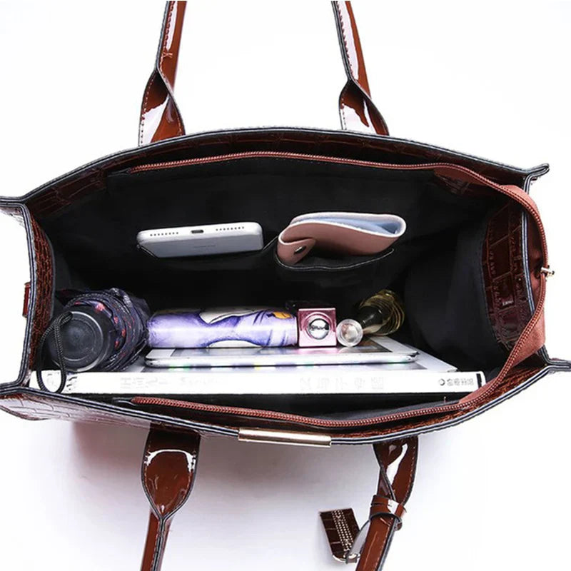 Sac à main IRISA en cuir vernis marron motif croco, grande capacité, élégant et pratique, parfait pour transporter vos essentiels avec style.