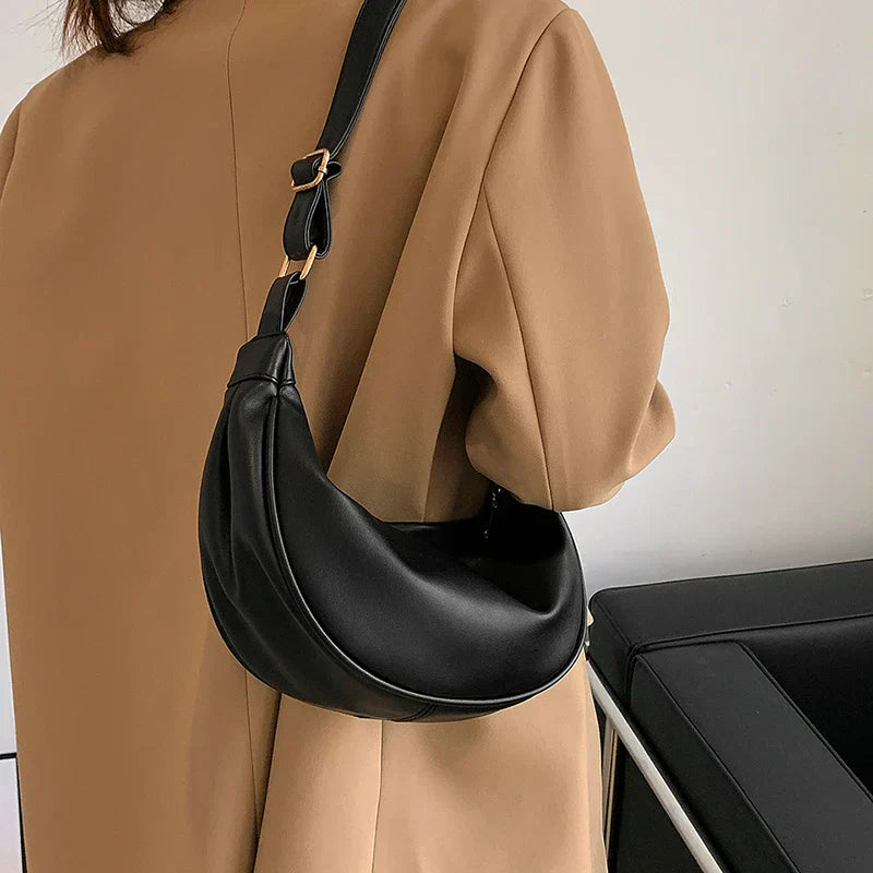 Sac à main ISABELLA bandoulière demi-lune en cuir lisse vegan noir, compact et raffiné, idéal pour transporter vos essentiels avec style au quotidien